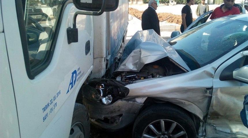 Adana&rsquo;da Zincirleme Trafik Kazası: 3 Yaralı