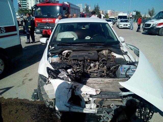 Adana’da Zincirleme Trafik Kazası: 3 Yaralı