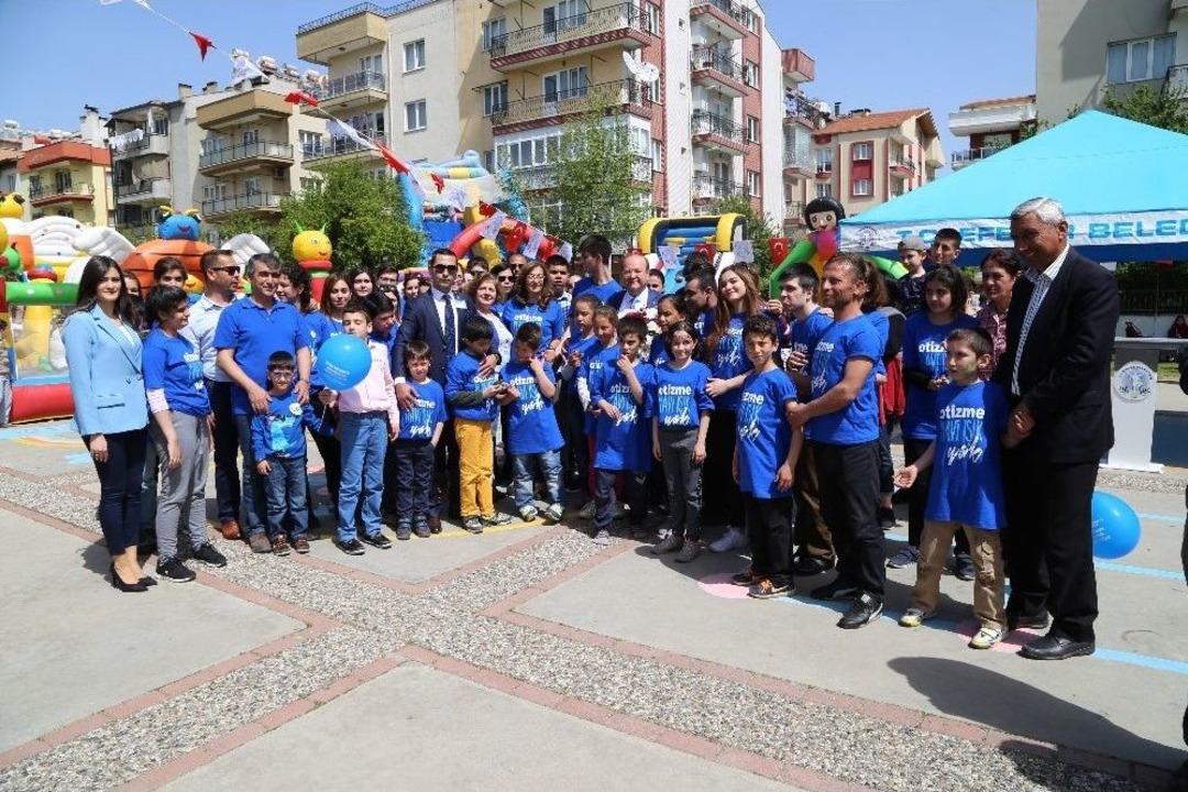 Efeler Belediyesi Otizme Mavi Işık Yaktı