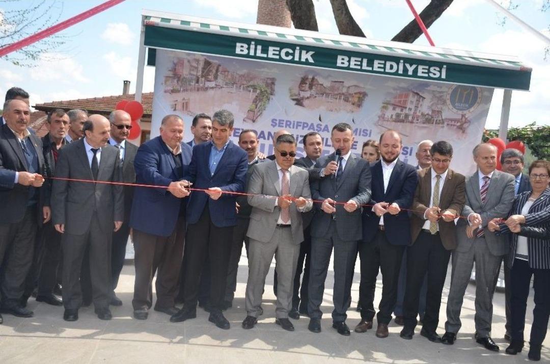 Şerifpaşa Camii Avlusu Ey&uuml;p Sultan Cami Avlusu Olma Yolunda