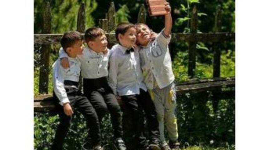 &Ouml;ğrencilerin Tuğla İle Selfiesi