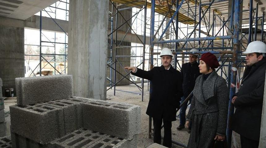 Akkent Kongre Merkezi Hızla Y&uuml;kseliyor