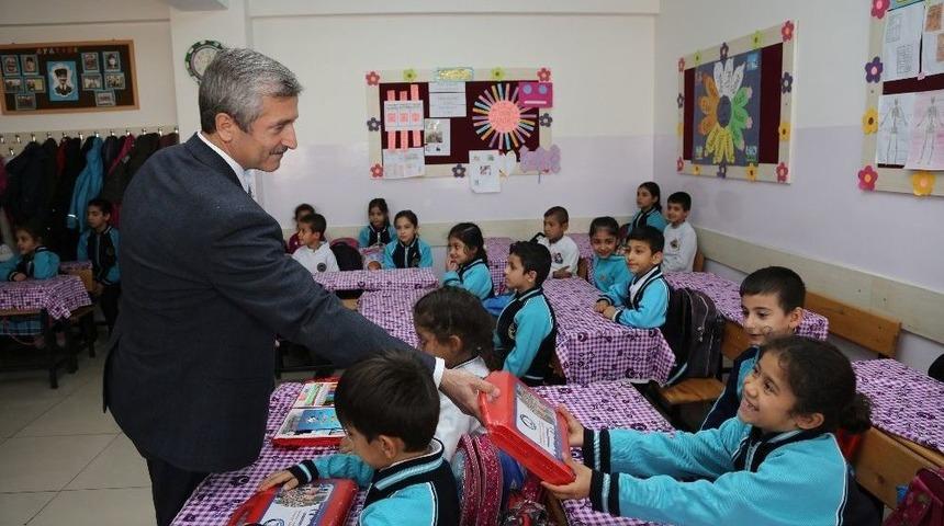 Şahinbey Belediyesi Boyama Seti Dağıtımını S&uuml;rd&uuml;r&uuml;yor