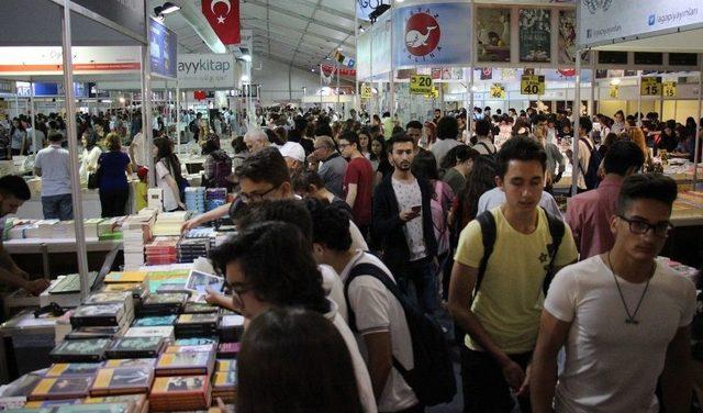 Aydın’da Kitap İzdihamı