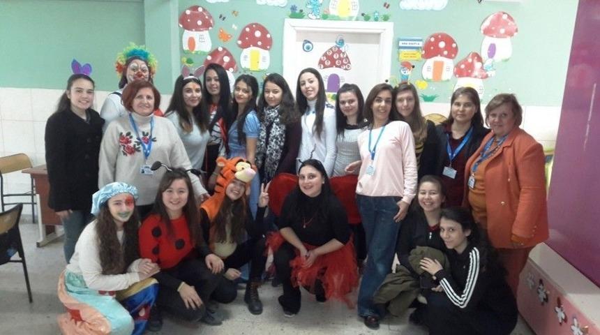 K&ouml;y &Ccedil;ocuklarının Y&uuml;z&uuml;n&uuml; G&uuml;ld&uuml;rd&uuml;ler