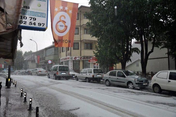 Kastamonu’ya 15 Dakika Süren Dolu Yağışı Kenti Beyaza Bürüdü G1