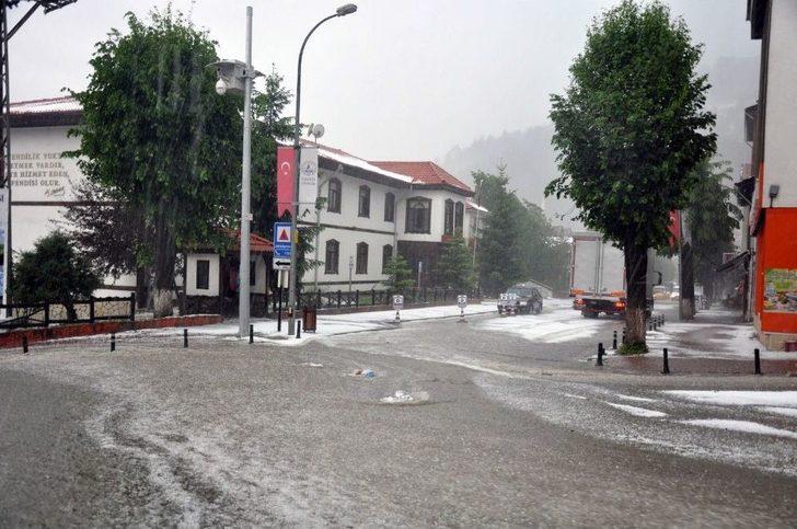 Kastamonu’ya 15 Dakika Süren Dolu Yağışı Kenti Beyaza Bürüdü G4