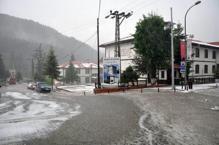 Kastamonu’ya 15 Dakika Süren Dolu Yağışı Kenti Beyaza Bürüdü G5