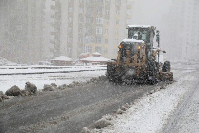 Talas’ta Karla Mücadele Ekipleri Aralıksız Çalışıyor