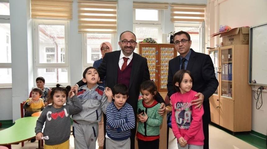 Başkan &Uuml;z&uuml;lmez &Ouml;zel &Ccedil;ocukları Unutmadı