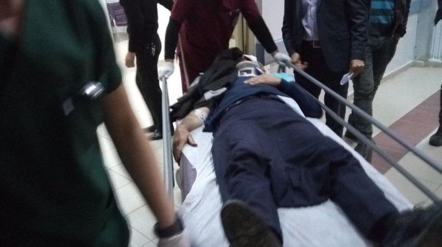 Adıyaman&rsquo;da İki Otomobil &Ccedil;arpıştı: 3 Yaralı