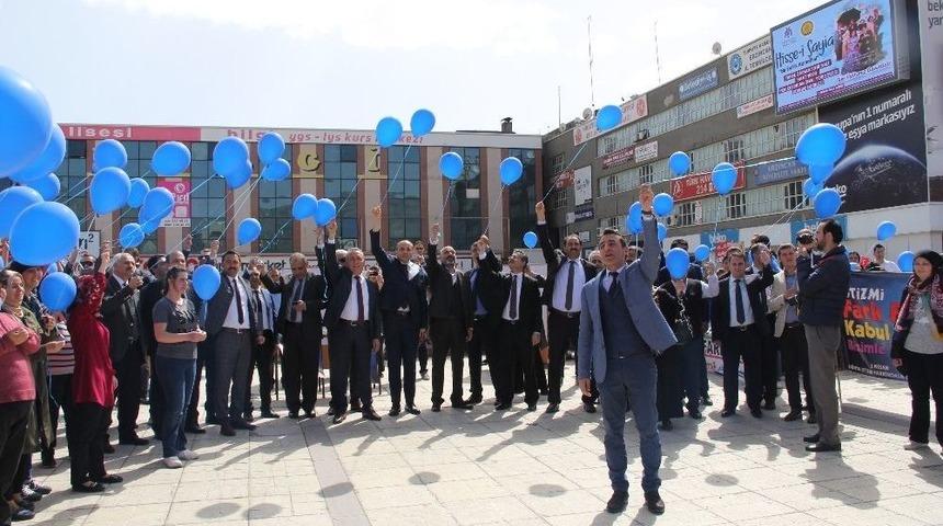 Otizmli Bireylerin Farkındalığı İ&ccedil;in Y&uuml;zlerce Balon G&ouml;ky&uuml;z&uuml; İle Buluştu