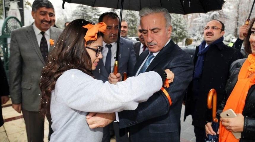 Vali Kam&ccedil;ı &ldquo;turuncu Renk Etkinliği&rdquo; Programına Katıldı