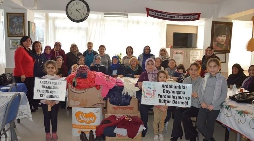 Manisa&rsquo;daki Ardahanlılar&rsquo;dan Memleketlerine Giyim Ve Kırtasiye Desteği