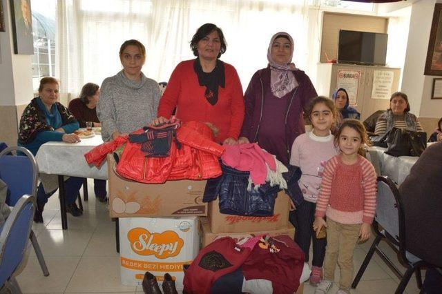 Manisa’daki Ardahanlılar’dan Memleketlerine Giyim Ve Kırtasiye Desteği