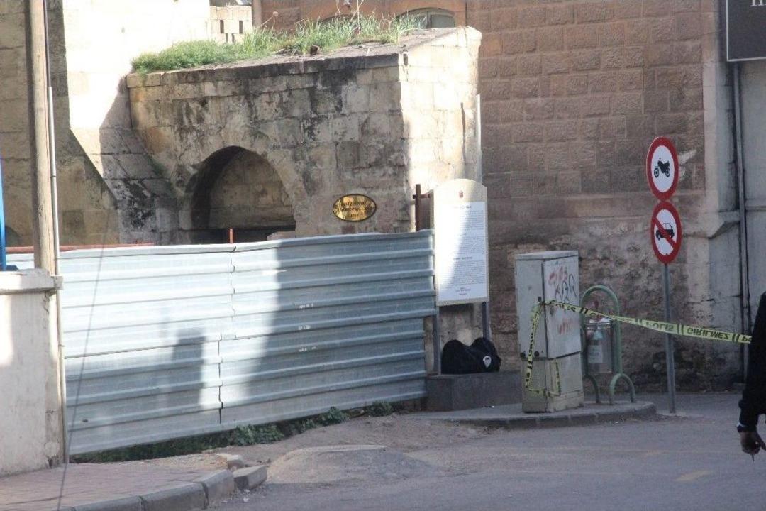 Kaldırımdaki Ş&uuml;pheli &Ccedil;antadan Ayakkabı Ve Elbise &Ccedil;ıktı