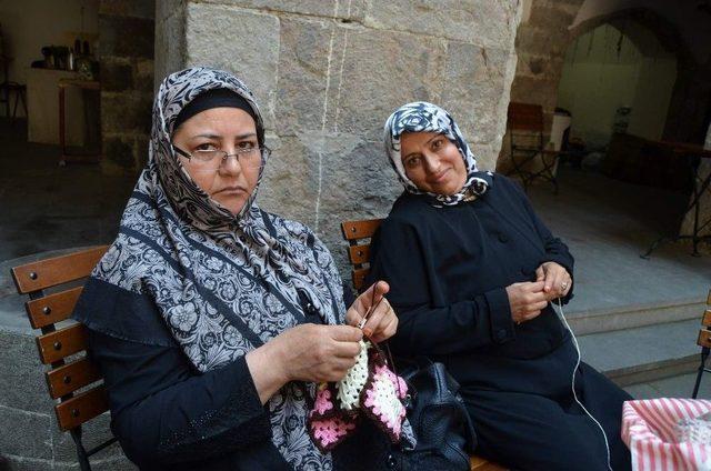 Afganistanlı Göçmenler Öğrendiklerini Kazanca Çeviriyor