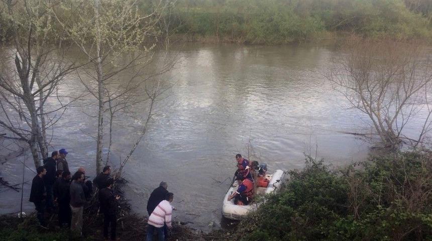 Dengesini Kaybeden Yaşlı Adam Trakt&ouml;r &Uuml;zerinden Nehre D&uuml;şt&uuml;