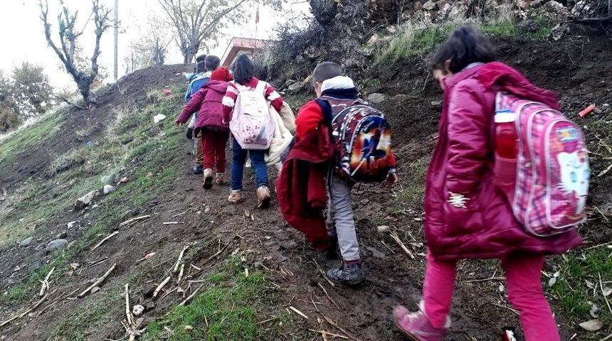 &Ouml;ğrenciler &Ccedil;amurlu Patika Yolda Okula Gidiyor