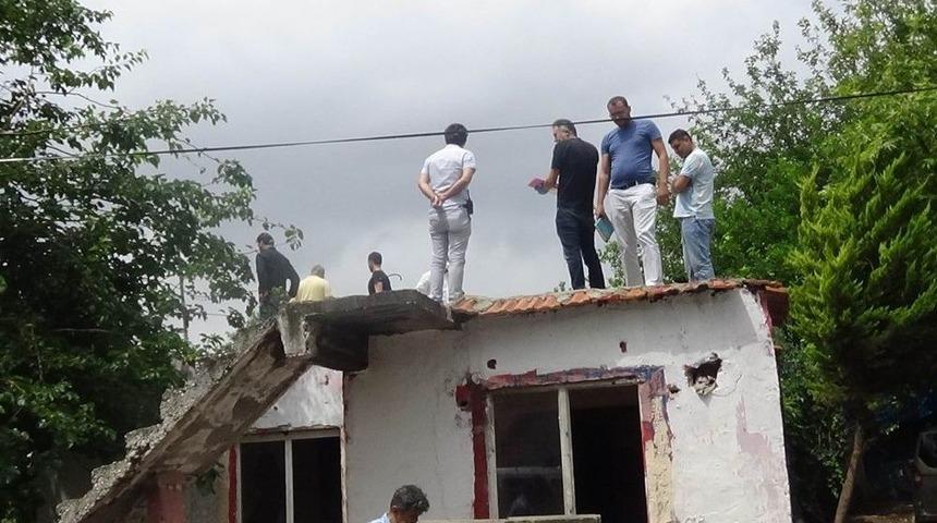 Metruk Binanın &Ccedil;atısında 1 Haftalık Erkek Cesedi