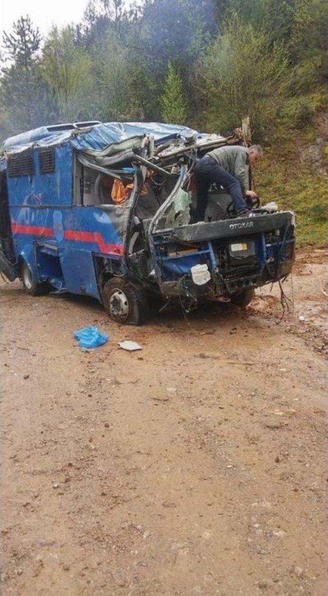 2 Asker Ve Şoförün Şehit Düştüğü Kazada Hurdaya Dönen Araç Çekildi