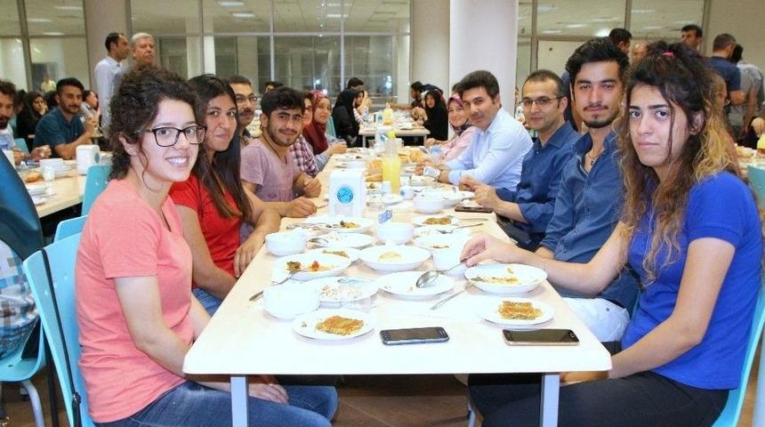 Rekt&ouml;r Karacoşkun &Ouml;ğrencilerle İftar Yemeğinde Bir Araya Geldi