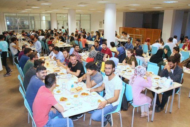 Rektör Karacoşkun Öğrencilerle İftar Yemeğinde Bir Araya Geldi