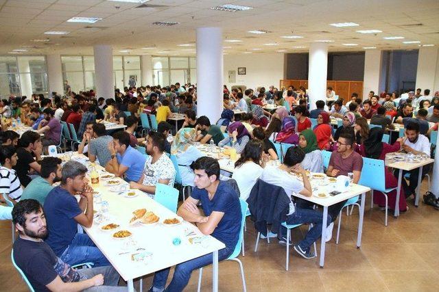 Rektör Karacoşkun Öğrencilerle İftar Yemeğinde Bir Araya Geldi
