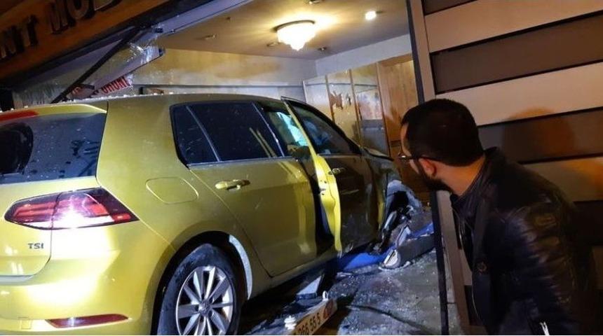 Kontrolden &Ccedil;ıkan Otomobil Mağazaya Girdi