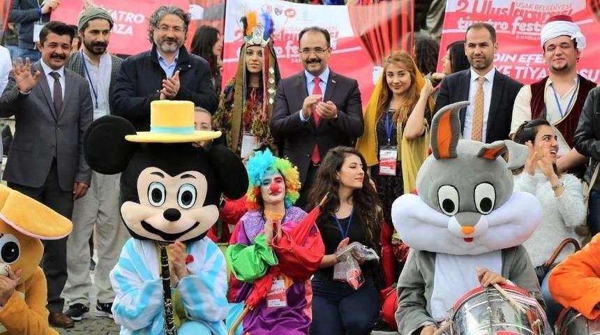 Uşak’ta 7 Gün Sürecek Tiyatro Şöleni Başladı