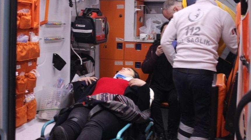 &ldquo;u&rdquo; D&ouml;n&uuml;ş&uuml; Yapmak İsteyen Otomobile &Ccedil;arpan Minib&uuml;s Yan Yattı: 3 Yaralı