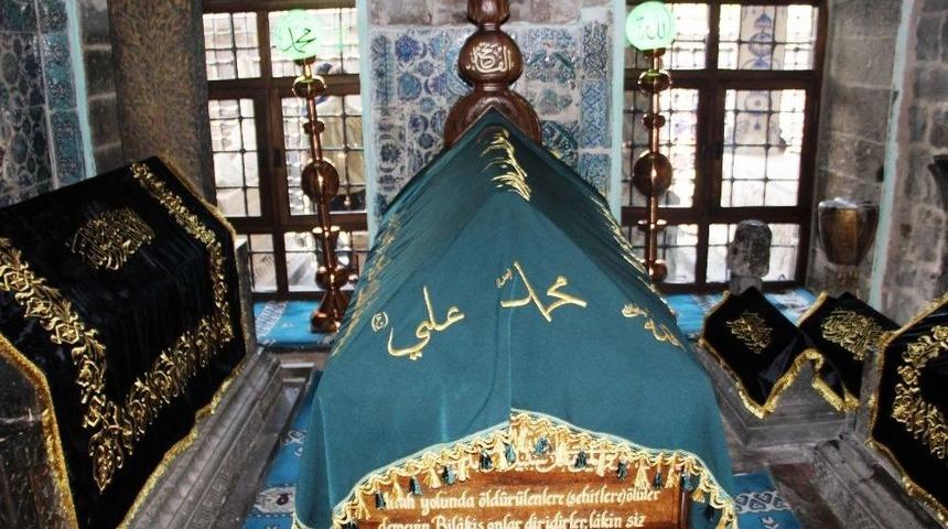 Diyarbakırlı Kadınlar Sahabe Mezarının &Ouml;rt&uuml;lerini Elleriyle Yaptı