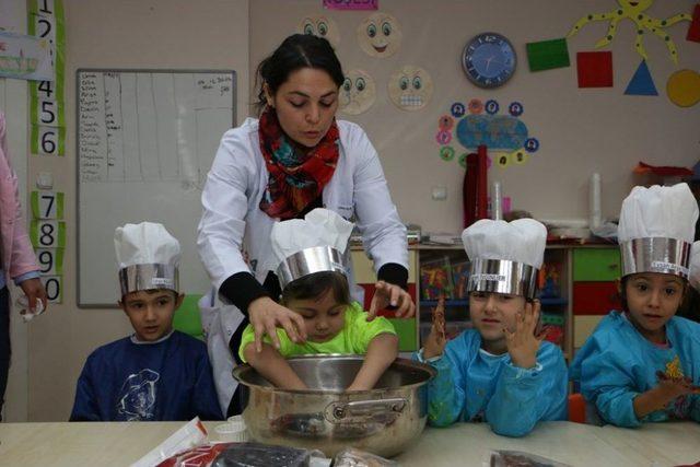 Kreşli Minikler Mutfak Atölyesi’nde Maharetlerini Gösterdi