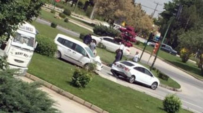 Eskişehir&rsquo;de Otomobiller &Ccedil;arpıştı: 1 Yaralı