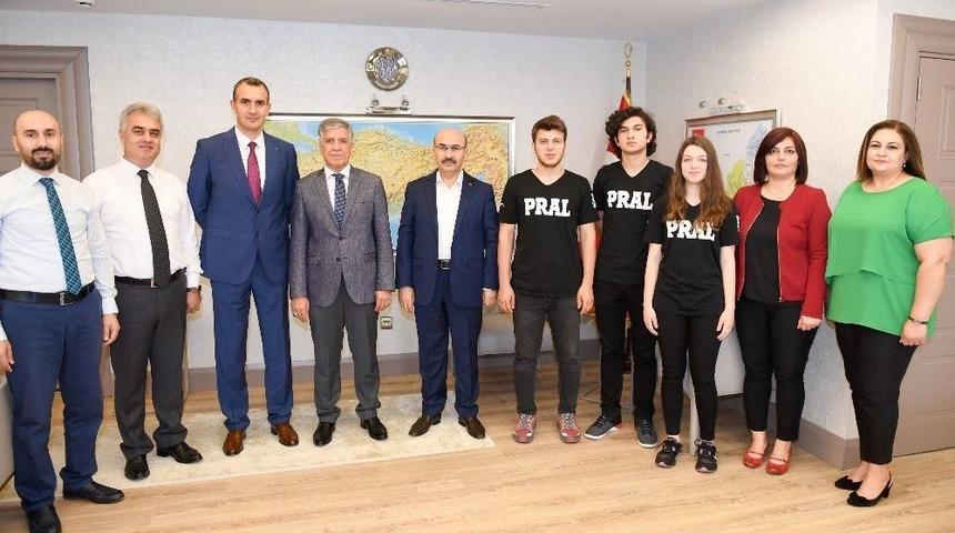 Bilgi Yarışmasında T&uuml;rkiye Birincisi Olan &Ouml;ğrenciler, Vali Demirtaş&rsquo;ı Ziyaret Etti