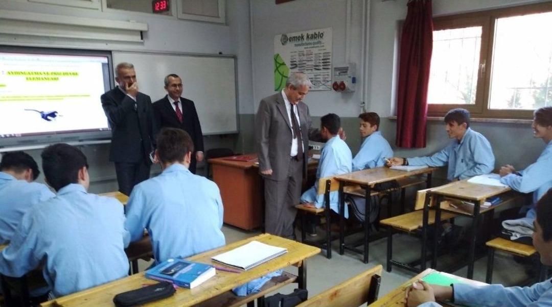 Vali G&uuml;ven&ccedil;er Mesleki Eğitimin &Ouml;nemini Burguladı