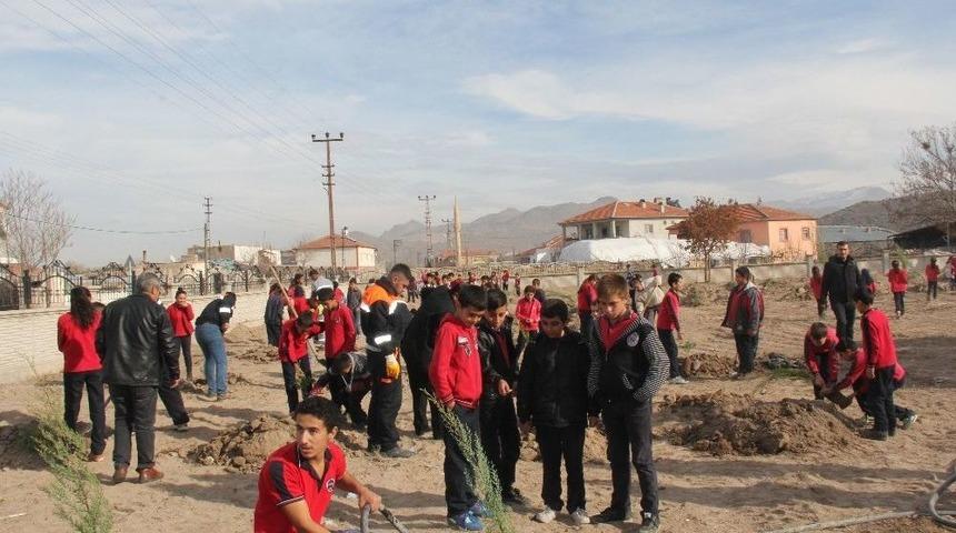 Başkan Karayol, &Ouml;ğrencilerle Birlikte Ağa&ccedil; Dikti