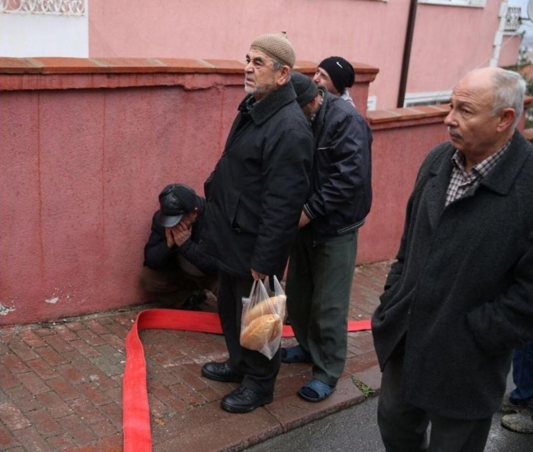 Yanan Evi İ&ccedil;in G&ouml;zyaşlarına Boğuldu