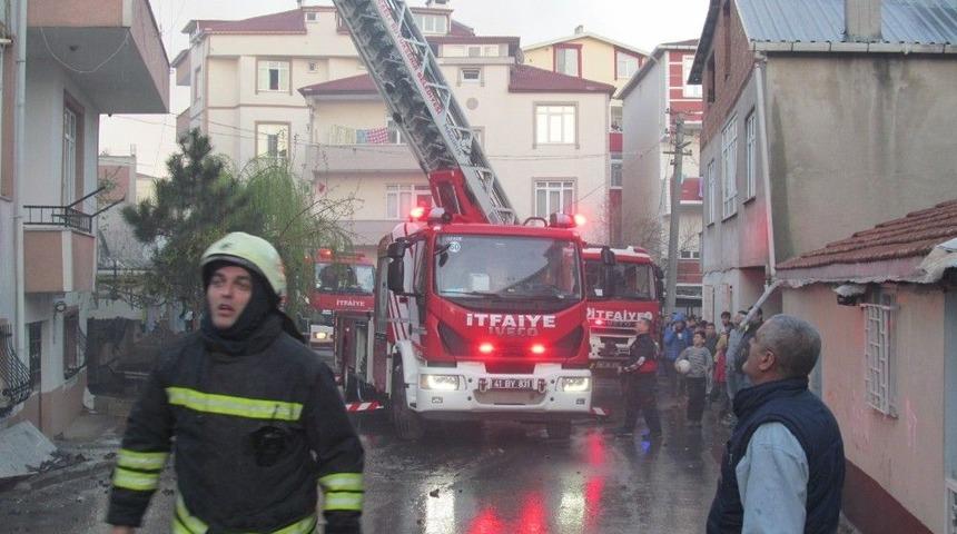 Kocaeli&rsquo;de Evde &Ccedil;ıkan Yangında 2 Kişi Dumandan Etkilendi