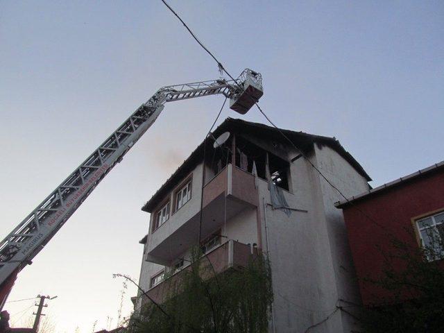 Kocaeli’de Evde Çıkan Yangında 2 Kişi Dumandan Etkilendi