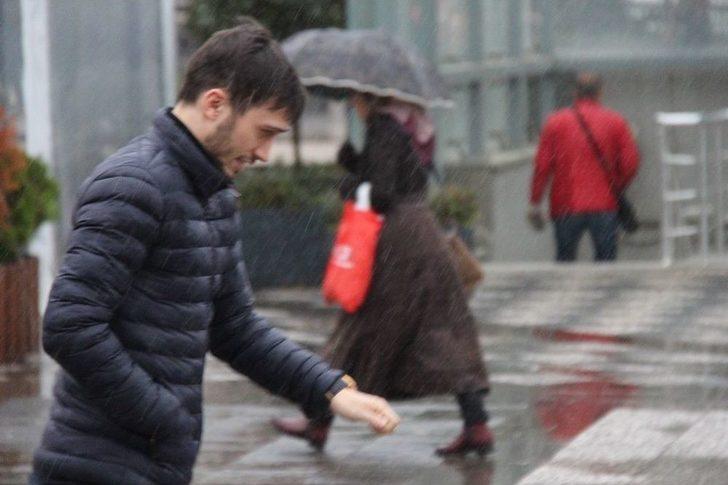 Aniden Bastıran Sağanak Vatandaşları Hazırlıksız Yakaladı G2