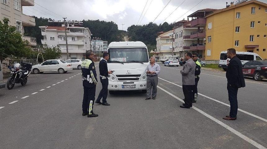 Okul Servisi &Ouml;ğrenciye &Ccedil;arptı: 1 Yaralı