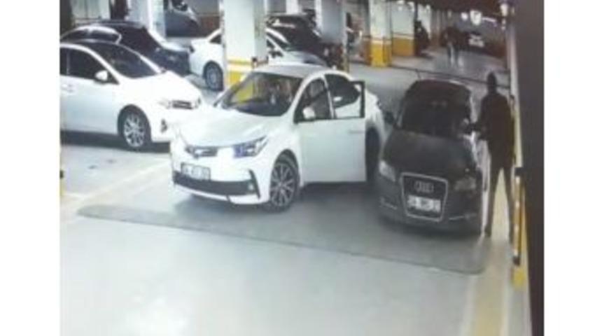 (&ouml;zel) S&uuml;r&uuml;c&uuml;n&uuml;n Yanlış Parka Kızıp Otomobilin Silecekleri Kırdığı Anlar Kamerada