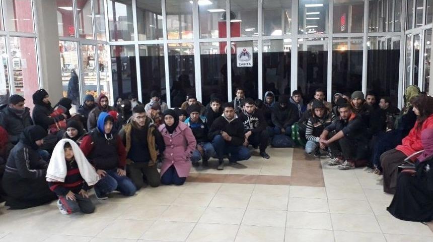 Adana&rsquo;da 50 Ka&ccedil;ak Afgan Yakalandı