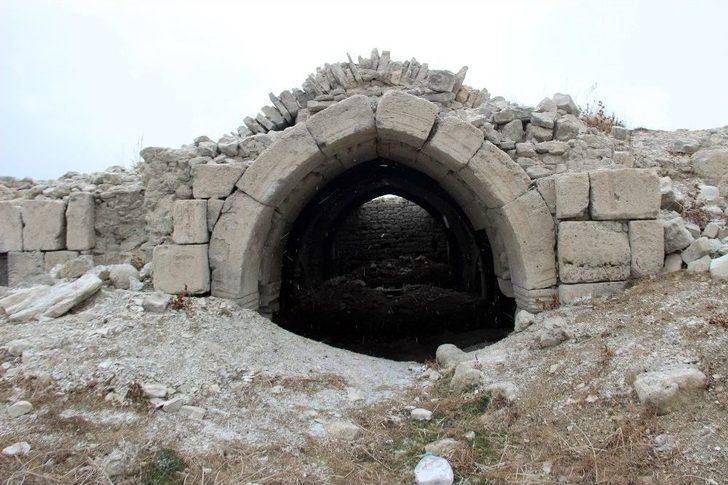 Baraj Suyu Çekildi, Altınapa Hanı Ortaya Çıktı G4