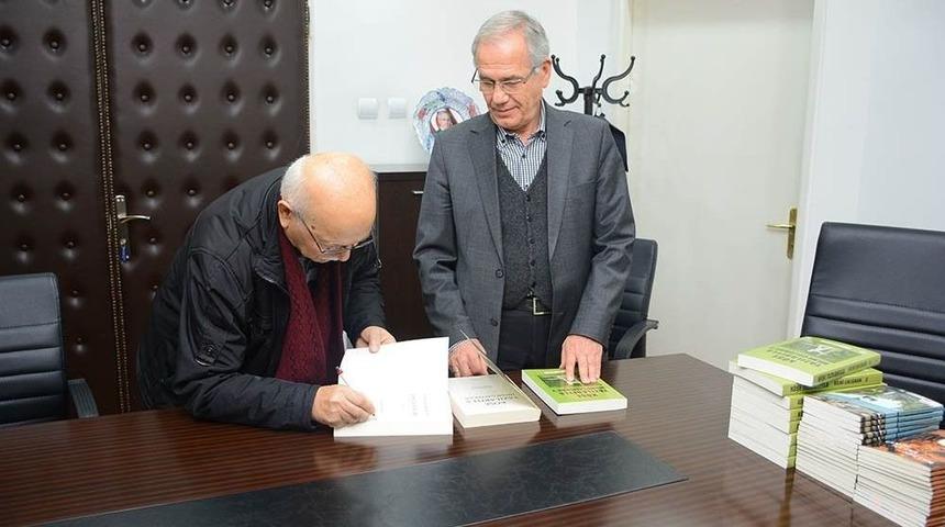 Çalışan Kitaplarını İmzalayarak Başkan Acar’a Hediye Etti