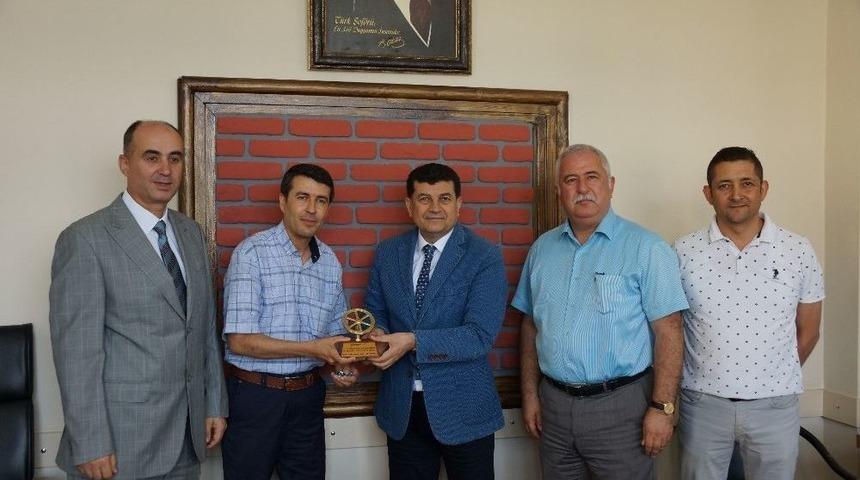 Ayın Şoförüne Ödülünü Bozçelik Verdi