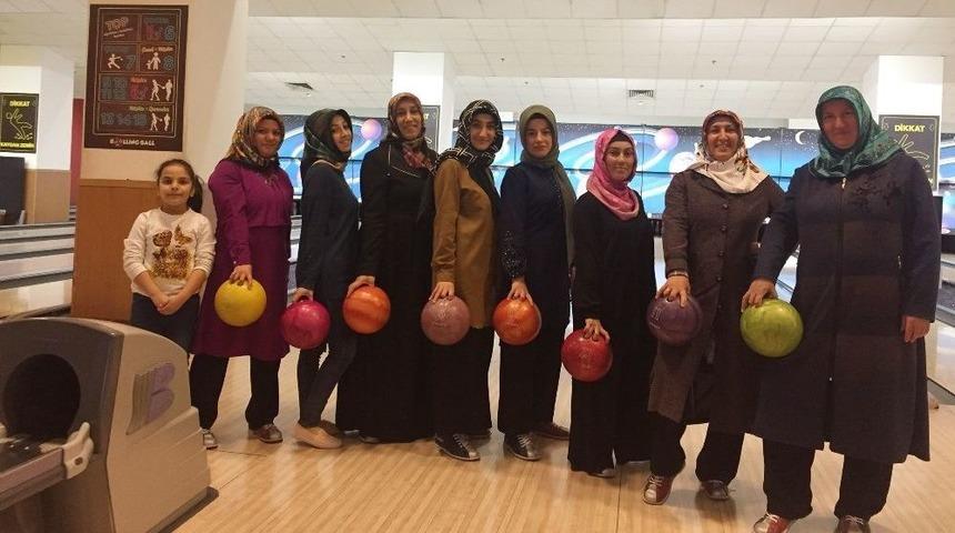 Pursaklarlı Kadınlar Bowlingle Stres Attı