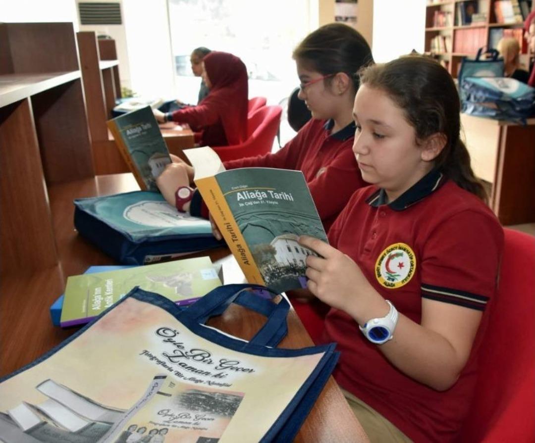 &Ouml;ğrencilere Aliağa Tarihi Hediye Edildi