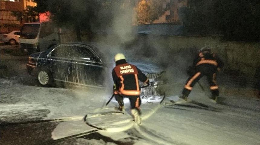 Elazığ’da Park Halindeki Otomobil Yandı